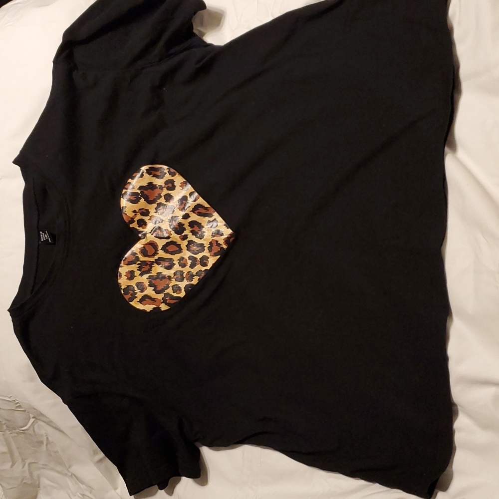 Black cheetah heart t-shirt